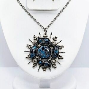 Vintage Silver Tone Large Faux Turquoise Starburst Pendant Statement Necklace